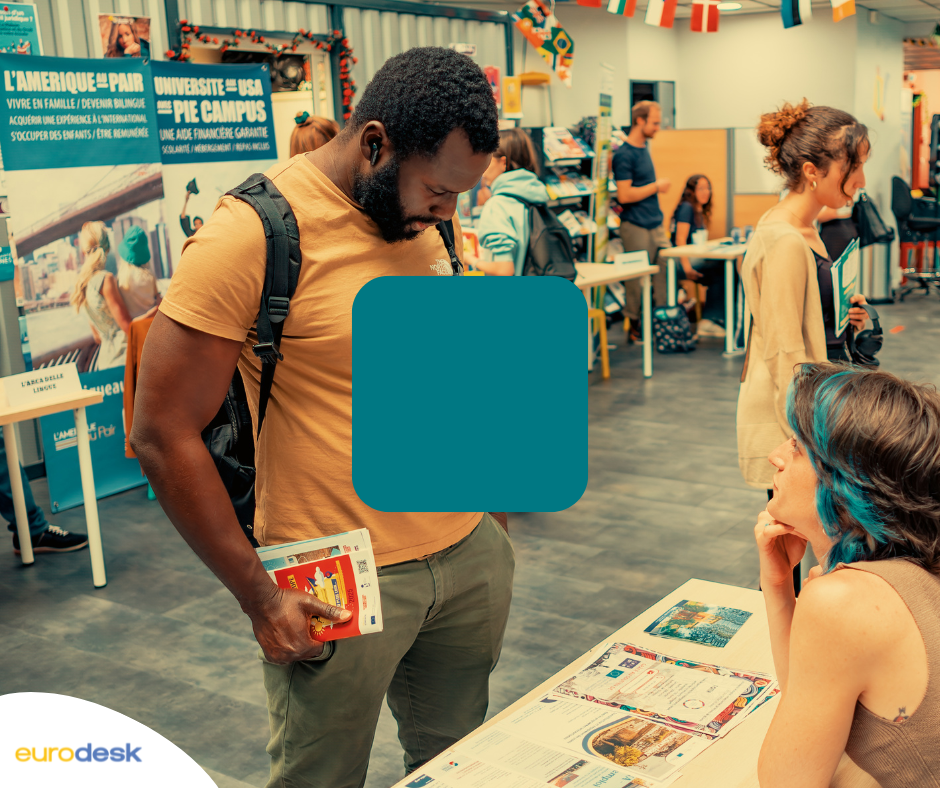 Nouvelles brochures d’information en santé mentale « Mieux comprendre… mieux vivre avec » Une série de brochures d’information en santé mentale intitulée « Mieux comprendre… mieux vivre avec » est désormais disponible en ligne sur la plateforme Santé Psy Jeunes. Ces supports ont pour objectif de faciliter l’accès à une information claire, fiable et accessible autour des questions de santé mentale. Un projet collaboratif à l’échelle nationale Cette série est le fruit d’une collaboration étroite entre le Réseau Transition, et plus particulièrement le C’JAAD du GHU Paris Psychiatrie et Neurosciences et le C2RB du Centre hospitalier La Chartreuse de Dijon, en partenariat avec l’association La Maison Perchée. Le projet a bénéficié d’un financement dans le cadre du RHU PsyCARE, via le programme Investissements d’Avenir (PIA 4), soulignant l’importance accordée à la recherche, à l’innovation et à la diffusion de connaissances en santé mentale. Une co-construction entre soigné·es et soignant·es Les brochures ont été co-rédigées par des soigné·es et des soignant·es, afin de croiser expertises professionnelles et expériences vécues. Cette démarche participative permet de proposer des contenus ancrés dans les réalités du terrain, tenant compte de la diversité des parcours, des situations et des besoins des personnes concernées. Ces documents visent à mieux comprendre les troubles psychiques, à favoriser le dialogue et à accompagner les personnes dans leur quotidien. Info Jeunes Sud Provence-Alpes-Côte d’Azur : un réseau de proximité au service des jeunes Info Jeunes Sud Provence-Alpes-Côte d’Azur est un organisme présent sur l’ensemble de la région, au plus près des jeunes. Tout au long de l’année, les structures Info Jeunes proposent un accueil gratuit, une information fiable et des conseils personnalisés pour accompagner les jeunes dans toutes leurs démarches. Orientation, formation, emploi, logement, santé, mobilité, engagement, vie quotidienne : les équipes Info Jeunes sont à l’écoute et accompagnent les jeunes sur tous les sujets, en fonction de leurs besoins et de leurs projets. Pour connaître le Point Info Jeunes le plus proche, une carte interactive est disponible en ligne. Les jeunes sont invités à ne pas hésiter à pousser la porte d’une structure Info Jeunes pour être informés et accompagnés. Des ressources disponibles en ligne Les brochures « Mieux comprendre… mieux vivre avec » sont consultables librement à l’adresse suivante : https://www.codeps13.org/documentation/nouveaute-cote-doc/brochures-sur-la-sante-mentale