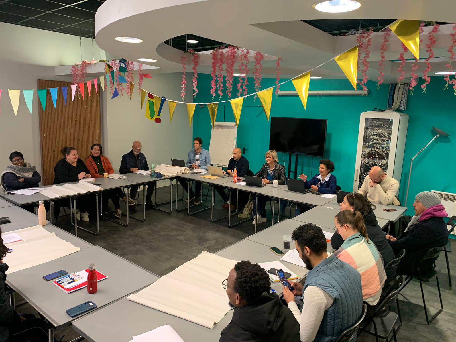 La formation Informateur.trice Jeunesse – FIJ – se déroulera entre le 13 novembre et le 19 décembre 2025, sur une durée de 12 jours. Dans le cadre du Label Information Jeunesse, la formation Informateur.trice Jeunesse est : Obligatoire pour au moins une personne par structure Info Jeunes, au sein des structures nouvellement labellisées ou des structures déjà labellisées ayant des changements de personnel. Vivement conseillée pour tout.e professionnel.le de l’Information Jeunesse n’ayant jamais ou partiellement suivi cette formation, ou souhaitant actualiser ses acquis. Cette formation peut être ouverte à tout professionnel du réseau Info Jeunes déjà formé souhaitant actualiser ses acquis sur une/des journée(s) de son choix, dans la limite des places disponibles.
