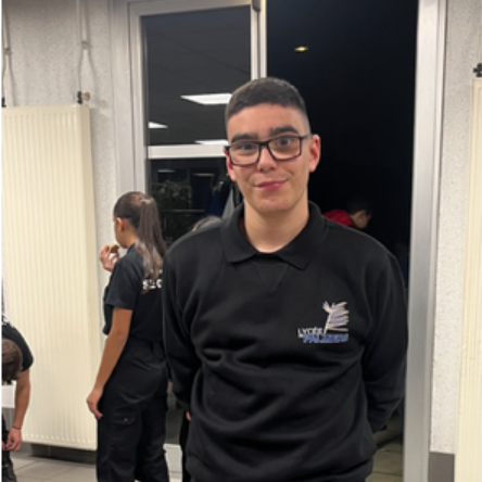 Paroles de jeunes engagées : Matteo, 16 ans, engagé comme Sapeur-pompier Volontaire à Nice (06) 

L’envie de devenir Sapeur-Pompier Volontaire (SPV) m’a été transmise par mon parrain qui est lui-même pompier professionnel. À 13 ans j’ai commencé à m’entrainer tous les week-ends en vue de la présélection que je viens de réussir à 16 ans pour devenir Sapeur-Pompier Volontaire. Je suis déjà sur le terrain du secours et sauvetage des personnes mais je n’irai sur le feu qu’à ma majorité (donc pas avant deux ans). Cela demande un fort entrainement sportif et mental, ça me plaît beaucoup. Je suis bénévole, je serai indemnisé à partir de mes 18 ans. J’ai acquis l’amour du métier de pompier, la satisfaction de sauver des vies, la conscience d’être utile. J’aime aussi le côté cadré et militaire qui me convient. Comme je veux devenir pompier professionnel, mon engagement comme SPV me servira beaucoup. Je recommande vraiment à des jeunes de s’engager comme moi, au début on est Jeune Sapeur-pompier Volontaire (JSPV) avant de devenir Sapeur-Pompier Volontaire (SPV). S’engager très jeune permet de savoir si le métier nous plaira.