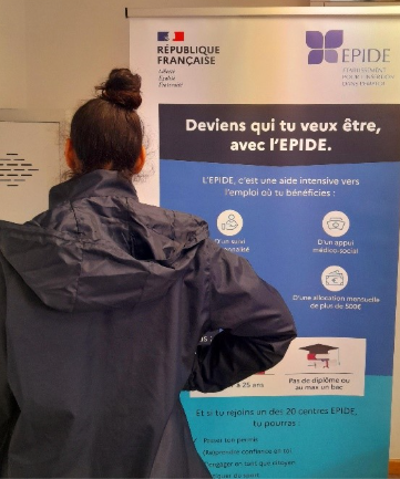 Yasmina 24 ans, Marseille, Volontaire à l’emploi au centre EPIDE (Etablissement pour l’insertion dans l’emploi) de Marseille. 

J’ai connu l’EPIDE lors de ma journée d’appel. Ayant arrêté ma scolarité en classe de 3ème, j’étais sans solution pour entrer dans le monde du travail. Un conseiller du centre du service national m’a reçue en entretien et présenté l’EPIDE, un de leurs partenaires, en m’expliquant que cette structure pouvait m’aider à réussir mon projet professionnel, comme cela a été le cas pour de nombreux jeunes avant moi. 

J’ai donc contacté le centre EPIDE, et début janvier 2024, j’ai eu la chance de pouvoir être admise pour un parcours de 8 mois. Je bénéficie de l’avantage d’être hébergée et nourrie, et de percevoir une allocation de 528 € par mois. Dès la première semaine, j’ai commencé à reprendre confiance en moi. 

L’équipe de cadres se montre formidable et réellement à l’écoute, ils m’aident vraiment quotidiennement dans tous les domaines. Grâce aux stages en entreprises et aux réseaux de partenaires de l’EPIDE, je vais prochainement atteindre mon objectif de décrocher un emploi dans un secteur qui me correspond. 

Mon témoignage, vise à inspirer d’autres jeunes qui se trouvent dans une situation similaire, et je souligne le rôle essentiel de l’EPIDE dans l’aide aux jeunes en difficulté. 