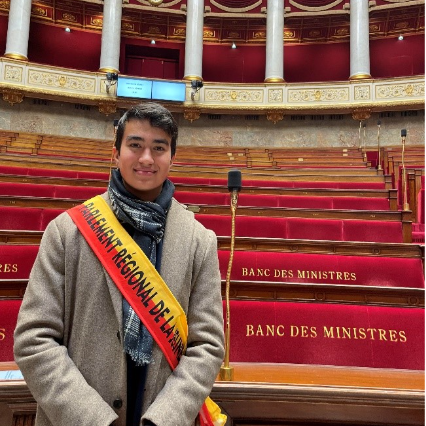 Paroles de jeunes engagées : Adam JOUCLA, élu au Parlement Régional de la Jeunesse - PRJ - du Conseil Régional Sud Provence- Alpes-Côte d’Azur 

Mon engagement au PRJ a été une expérience très enrichissante. J'ai travaillé sur divers projets visant à améliorer l'éducation, l'environnement et la participation des jeunes à la vie de notre République. J’ai eu l’opportunité de visiter des lieux historiques chargés d’émotions comme le camp de mise à mort de Auschwitz-Birkenau. Ces visites m’ont profondément marqué et ont renforcé mon engagement à lutter contre toute intolérance. J’ai découvert le fonctionnement de nos institutions démocratiques en visitant des lieux emblématiques chargés d’histoire comme l’Assemblée Nationale et le Sénat. Cela m’a encouragé à m’impliquer davantage dans la politique locale et ma volonté à faire évoluer le monde qui nous entoure. J’ai eu la chance de participer à des débats et des ateliers sur l’avenir de l’Union européenne. Cela m’a ouvert les yeux sur l’importance de la coopération internationale pour résoudre les défis mondiaux. J’ai également eu l’opportunité d’échanger avec de nombreuses personnes, notamment des acteurs et actrices de la vie politique. Le PRJ m’a permis de grandir en tant que citoyen engagé. Je recommande à chaque jeune de se lancer dans l’aventure au PRJ. 