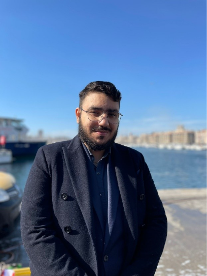 Paroles de jeunes engagées : J’ai toujours eu une attirance pour Marseille, et ce, depuis tout petit, étant marseillais de naissance. La création du conseil des jeunes métropolitains en 2022 a été pour moi l’occasion parfaite de m’engager citoyennement pour Marseille et l’intérêt des habitants de la métropole et de ce fait, de développer mes compétences au service de l’engagement. 

 

J’ai donc franchi le cap de la candidature, qui a été un moment d’hésitation pour moi, puisque je suis une personne réservée et intégrer un environnement composé de codes nouveaux demande parfois des efforts pour se les approprier. Je veux parler ici des rencontres avec les personnalités publiques politiques mais aussi des échanges réguliers avec l’institution, à qui nous proposons des projets à travers cinq commissions qui traitent selon les domaines de compétences de la métropole. J’ai pu par exemple, présenter un projet à la Présidente le 30 mai 2023 qui a été travaillé et élaboré en amont durant les commissions (commission mobilité pour ma part) avec mes autres collègues.  

 

Actuellement, nous travaillons à la mise en place des projets retenus par la métropole et sommes mis en lien directement avec les services concernés pour les travailler. Ce que j’aime bien, c’est le fait de se sentir libre de proposer n’importe quel projet, du moment qu’il soit cohérent. L’on se sent également écouté en tant que jeune mais aussi considéré à travers la remise de notre livre blanc. De plus, j’aime bien la proximité que l’on peut avoir avec l’institution qui s’ouvre à nous, puisqu’elle se montre ouverte à nos propositions et ce n’est pas une utopie : parmi nos 17 projets proposés, plusieurs sont en cours d’élaboration ! 

 

Alors, pourquoi pas toi ? 