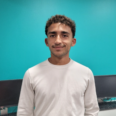 Témoignage de jeunes engagées : Hamza, 17 ans en classe de 1ère, élu au Conseil Municipal des Jeunes de Marseille (CMJ) 

Avant d’apprendre l’existence du CMJ dans les journaux, je voulais écrire au Maire de Marseille pour lui parler de mes projets pour ma ville. Pour candidater au CMJ, j’ai dû faire une campagne pour me faire connaître de la jeunesse marseillaise. Élu du 1er secteur, j’ai pu proposer mes projets et notamment celui d’un grand tournoi de foot de tous les quartiers de Marseille pour créer une unité entre les jeunes des différents quartiers. Pour porter ce projet, j’ai créé une association, J’Marseille, dont je suis le vice-président. Au CMJ, nous nous réunissons une fois par mois et nous travaillons sur des sujets qui nous tiennent à cœur. Cela m’a apporté beaucoup de contacts, j’ai gagné en confiance en moi, en connaissance de la vie publique et de l’administration. J’ai aussi plus de chances de voir aboutir mes projets, en repérant et sollicitant les bonnes personnes. C’est une expérience formidable, d’ailleurs je me représente pour un nouveau mandat ! 