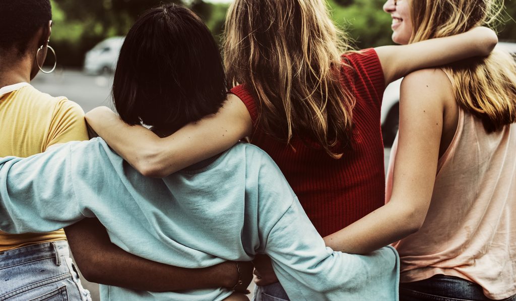 Groupe de jeunes qui s'entraident et échangent